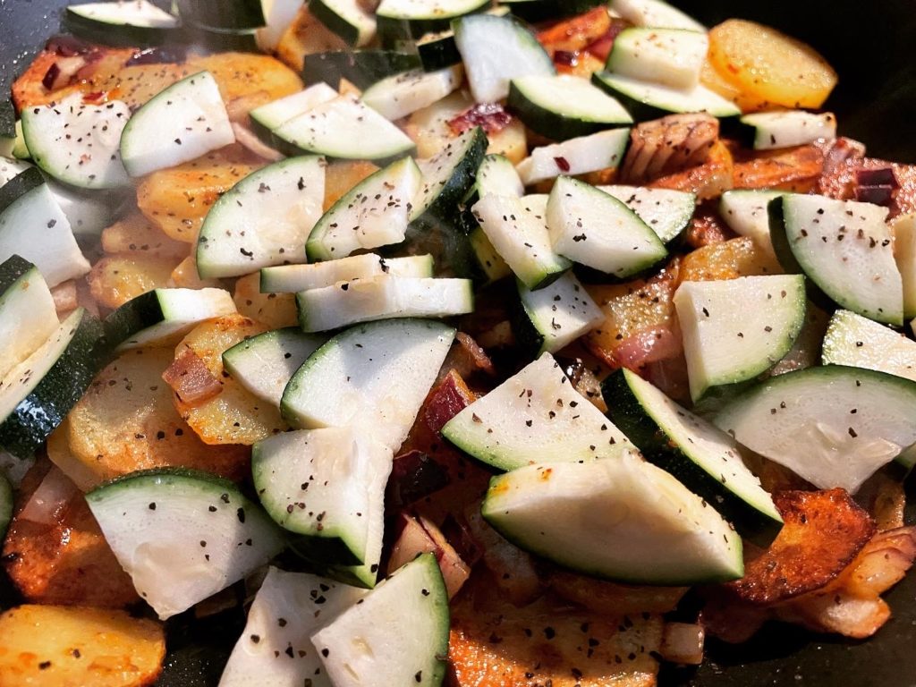 Bratkartoffeln mit Paprika (vegan) - zucchiniwelt.de