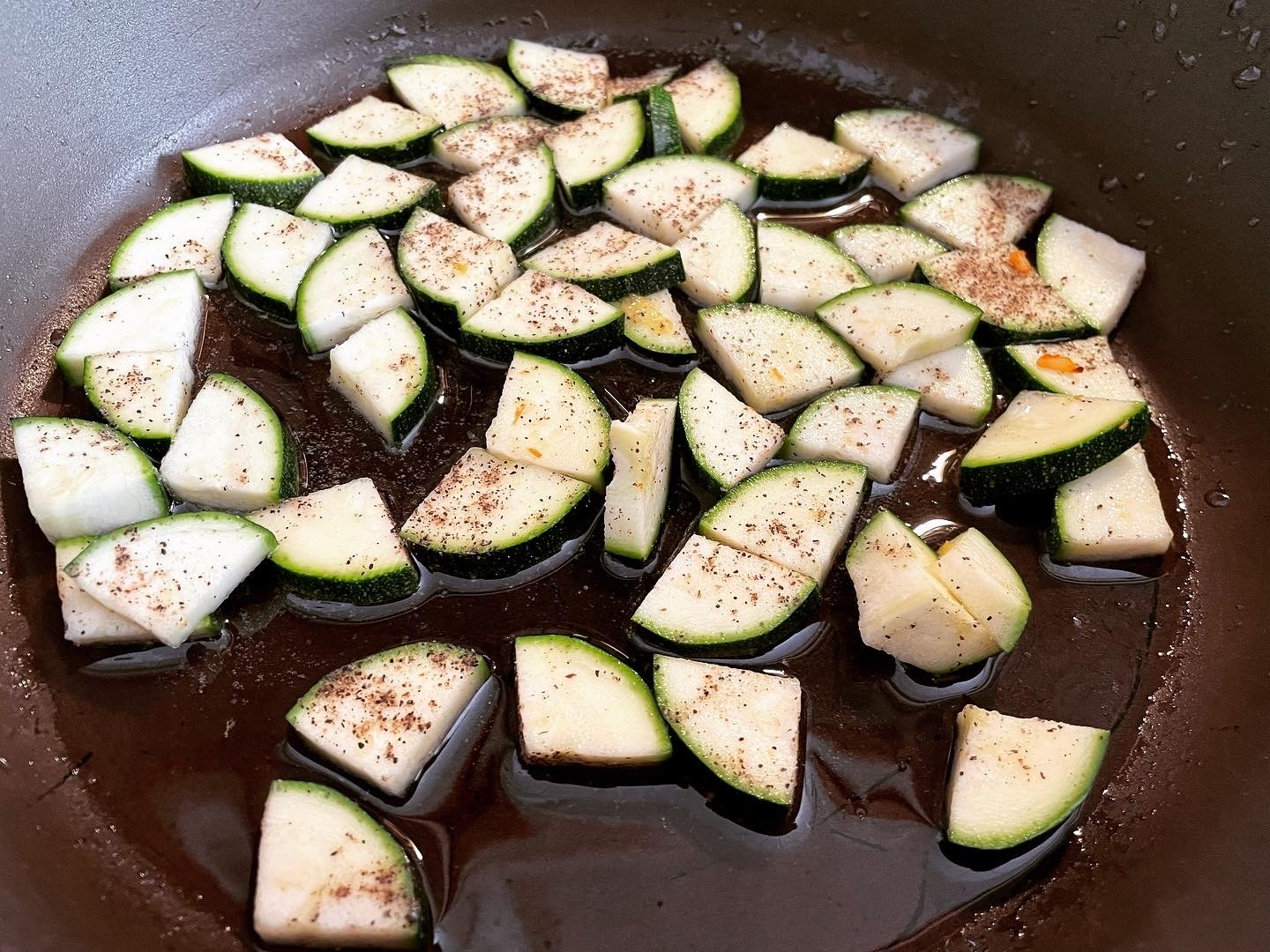 Spinatsalat mit Tomaten &amp; Zucchini (vegan) - zucchiniwelt.de